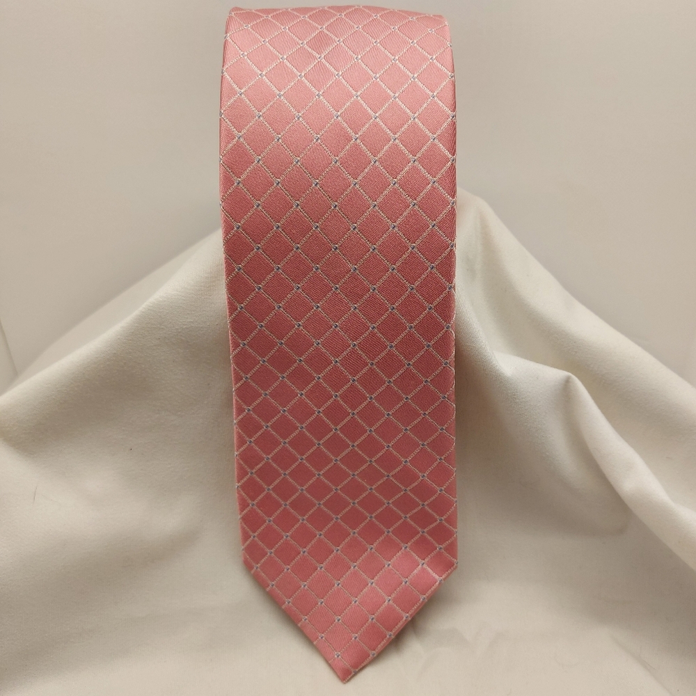 Elegant Pink Diamond Pattern Tie